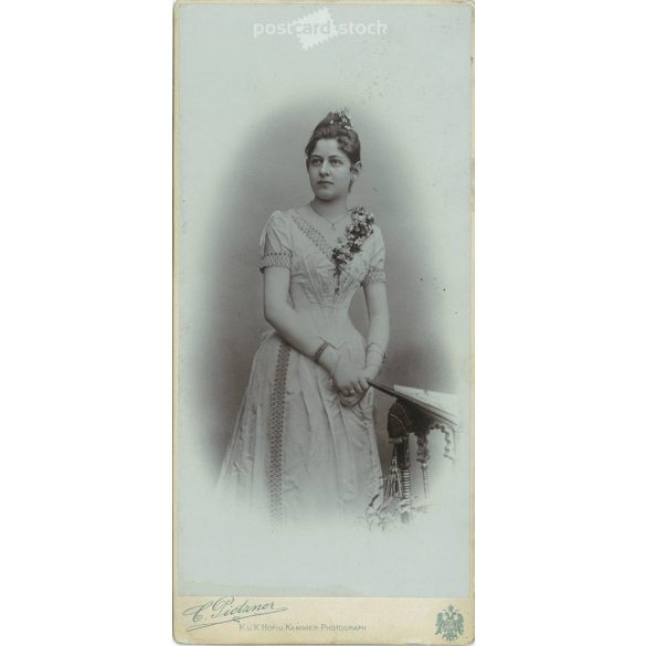 1900 - Elegáns fiatal úrhölgy műtermi portréfotója. A képen szereplő személye ismereten. A fotó C. Pitzner fotóműtermében készült, Karlsbad. Régi fotó. Eredeti kabinetfotó / keményhátú fotó / vizitkártya, CDV fotó. (2792848)