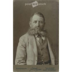   cca 1900. Elegáns, szakállas, idősebb úr műtermi portréfotója. A fotó Fekete fotóműteremben készült, Nagyváradon. Régi fotó. Eredeti kabinetfotó / keményhátú fotó / vizitkártya, CDV fotó. (2792850)