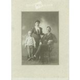cca 1910. Családi csoportkép, műtermi felvétel. A képen szereplők és a kép készítője ismeretlen. Régi fotó. Eredeti kabinetfotó / keményhátú fotó / vizitkártya, CDV fotó. (2792851)