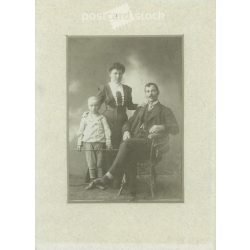   cca 1910. Családi csoportkép, műtermi felvétel. A képen szereplők és a kép készítője ismeretlen. Régi fotó. Eredeti kabinetfotó / keményhátú fotó / vizitkártya, CDV fotó. (2792851)