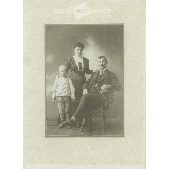 cca 1910. Családi csoportkép, műtermi felvétel. A képen szereplők és a kép készítője ismeretlen. Régi fotó. Eredeti kabinetfotó / keményhátú fotó / vizitkártya, CDV fotó. (2792851)