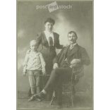 cca 1910. Családi csoportkép, műtermi felvétel. A képen szereplők és a kép készítője ismeretlen. Régi fotó. Eredeti kabinetfotó / keményhátú fotó / vizitkártya, CDV fotó. (2792851)