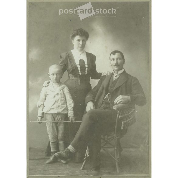 cca 1910. Családi csoportkép, műtermi felvétel. A képen szereplők és a kép készítője ismeretlen. Régi fotó. Eredeti kabinetfotó / keményhátú fotó / vizitkártya, CDV fotó. (2792851)