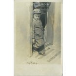Kisfiú napsütésben. A képen szereplő és a kép készítője ismeretlen. Eredeti papírkép, fekete-fehér fotólap, képeslap. (2792911)