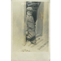   Kisfiú napsütésben. A képen szereplő és a kép készítője ismeretlen. Eredeti papírkép, fekete-fehér fotólap, képeslap. (2792911)
