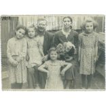 Családi felvétel 1958-ból. A képen szereplők és a kép készítője ismeretlen. Eredeti papírkép, fekete-fehér fotó. (2792912)