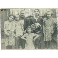   Családi felvétel 1958-ból. A képen szereplők és a kép készítője ismeretlen. Eredeti papírkép, fekete-fehér fotó. (2792912)