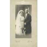 1914 - Elegáns, esküvői felvétel. A képen szereplők személye ismeretlen. A fotó a Samson and Co. Fotóműteremben készült, Köln. Régi fotó / Kabinetfotó / keményhátú fotó.  (2792914)