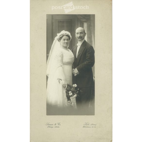 1914 - Elegáns, esküvői felvétel. A képen szereplők személye ismeretlen. A fotó a Samson and Co. Fotóműteremben készült, Köln. Régi fotó / Kabinetfotó / keményhátú fotó.  (2792914)