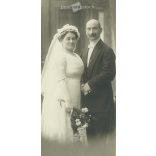 1914 - Elegáns, esküvői felvétel. A képen szereplők személye ismeretlen. A fotó a Samson and Co. Fotóműteremben készült, Köln. Régi fotó / Kabinetfotó / keményhátú fotó.  (2792914)