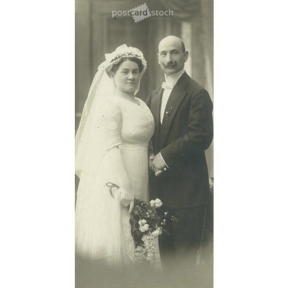 1914 - Elegáns, esküvői felvétel. A képen szereplők személye ismeretlen. A fotó a Samson and Co. Fotóműteremben készült, Köln. Régi fotó / Kabinetfotó / keményhátú fotó.  (2792914)