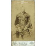A fotón egy ismeretlen, előkelő nemesember látható, díszmagyarban. A fotó Strelisky fényképészeti műteremében készült, Budapesten. Régi fotó / Kabinetfotó / keményhátú fotó. (2792939)