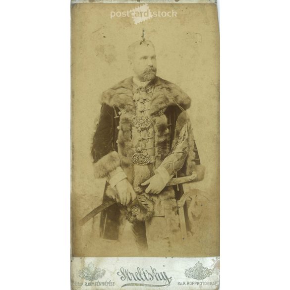 A fotón egy ismeretlen, előkelő ember látható, díszmagyarban. A fotó Strelisky fényképészeti műteremében készült, Budapesten. Régi fotó / Kabinetfotó / keményhátú fotó. (2792939)
