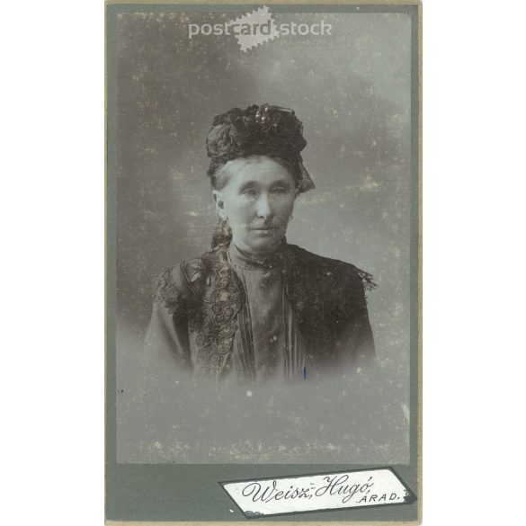 Elegáns hölgy műtermi, portréfotója. A képen szereplő személye ismeretlen. A fotó Weisz Hugó fotóműtermében készült, Aradon. Régi fotó / Kabinetfotó / keményhátú fotó. (2792941)
