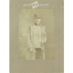   1916 - Klein Jenő főhadnagy, műtermi felvétele. A kép készítője ismeretlen. Eredeti, kartonra kasírozott papírkép. (2792960)
