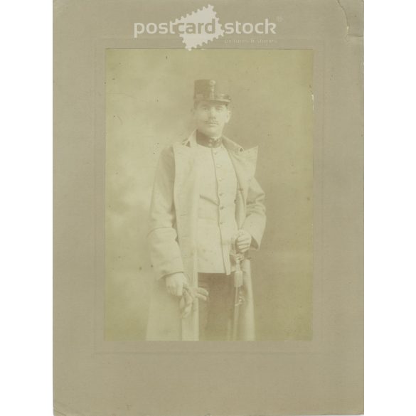 1916 - Klein Jenő főhadnagy, műtermi felvétele. A kép készítője ismeretlen. Eredeti, kartonra kasírozott papírkép. (2792960)