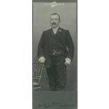Elegáns úr, egészalakos fotója. A képen szereplő személye ismeretlen. A fotó a Müller and Brix fotóműteremben készült, Hameln-ben. Régi fotó / Kabinetfotó / keményhátú fotó. (2792962)