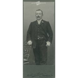   Elegáns úr, egészalakos fotója. A képen szereplő személye ismeretlen. A fotó a Müller and Brix fotóműteremben készült, Hameln-ben. Régi fotó / Kabinetfotó / keményhátú fotó. (2792962)