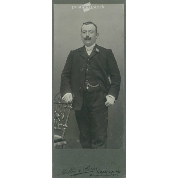 Elegáns úr, egészalakos fotója. A képen szereplő személye ismeretlen. A fotó a Müller and Brix fotóműteremben készült, Hameln-ben. Régi fotó / Kabinetfotó / keményhátú fotó. (2792962)