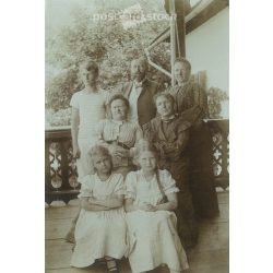   1903 - Családi csoprtkép a verandán. A képen szereplők és a kép készítője ismeretlen. Eredeti papírkép, fekete-fehér fotó. (2792965)