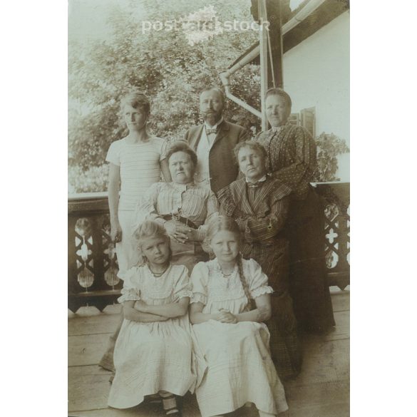 1903 - Családi csoprtkép a verandán. A képen szereplők és a kép készítője ismeretlen. Eredeti papírkép, fekete-fehér fotó. (2792965)
