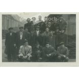 1956 - Csoportkép, Csepel. A képen szereplők és a kép készítője ismeretlen. Eredeti papírkép, fekete-fehér fotó. (2792975)