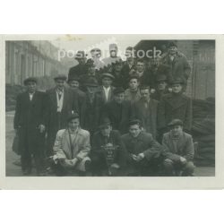   1956 - Csoportkép, Csepel. A képen szereplők és a kép készítője ismeretlen. Eredeti papírkép, fekete-fehér fotó. (2792975)