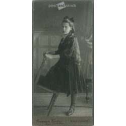   Ismeretlen fiatal lány műtermi fotója. A fotó Ferentzy és Kováts fotóműtermében készült Székelyudvarhelyen. Régi fotó / Kabinetfotó / keményhátú fotó. (2792985)