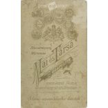 Fiatal hölgy, elegáns öltözékben. A képen szereplő személye ismeretlen. A fotó a Mai és Társa fotóműteremben készült, Budapesten. Eredeti kabinetfotó / keményhátú fotó / vizitkártya, CDV fotó. (2792994)
