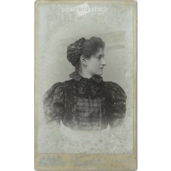   Fiatal hölgy, elegáns öltözékben és frizurával. A képen szereplő személye ismeretlen. A fotó Kossak József fotóműtermében készült, Aradon. Régi fotó / Kabinetfotó / keményhátú fotó. (2792995)