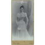 Elegáns, fiatal hölgy műtermi, egészalakos fotója. A képen szereplő személye ismeretlen. A fotó Klapok Alajos fotóműtermében készült, Aradon. Régi fotó / Kabinetfotó / keményhátú fotó. (2793012)