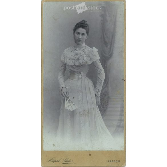 Elegáns, fiatal hölgy műtermi, egészalakos fotója. A képen szereplő személye ismeretlen. A fotó Klapok Alajos fotóműtermében készült, Aradon. Régi fotó / Kabinetfotó / keményhátú fotó. (2793012)