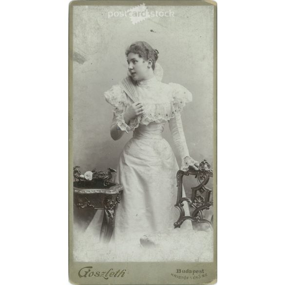 Elegáns, fiatal hölgy fehérben. A képen szereplő személye ismeretlen. A fotó Goszleth István fotóműtermében készült, Budapesten. Régi fotó / Kabinetfotó / keményhátú fotó. (2793038)