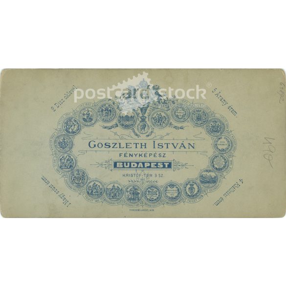 Elegáns, fiatal hölgy fehérben. A képen szereplő személye ismeretlen. A fotó Goszleth István fotóműtermében készült, Budapesten. Régi fotó / Kabinetfotó / keményhátú fotó. (2793038)