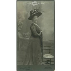   Elegáns hölgy kalapban. A képen szereplő személye ismeretlen. A fotó Goszleth István és Fia műtermében készült, Budapesten. Régi fotó / Kabinetfotó / keményhátú fotó. (2793039)