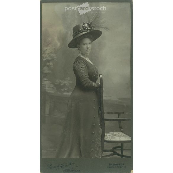 Elegáns hölgy kalapban. A képen szereplő személye ismeretlen. A fotó Goszleth István és Fia műtermében készült, Budapesten. Régi fotó / Kabinetfotó / keményhátú fotó. (2793039)