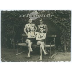   1937 – a debreceni strandon, Aranybika szálló szakács kollégák. Eredeti papírkép, fekete-fehér fotólap, képeslap. (2793042)