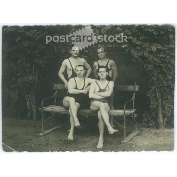 1937 - a debreceni strandon, Aranybika szálló szakács kollégák. Eredeti papírkép, fekete-fehér fotólap, képeslap. (2793042)