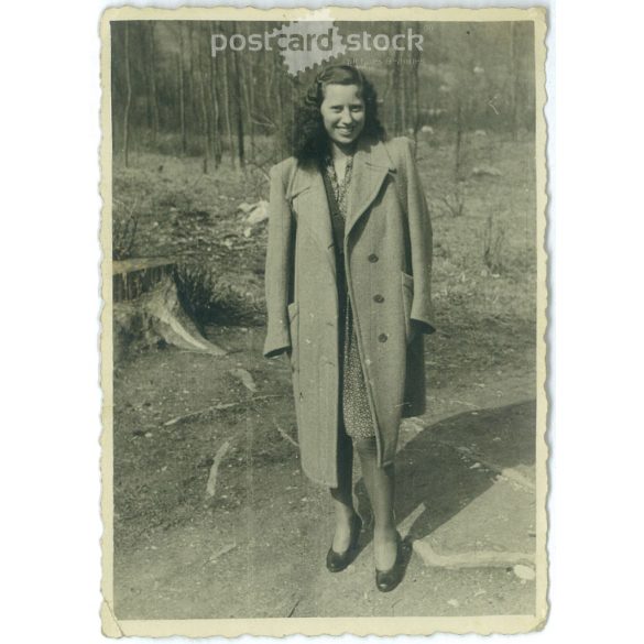 Ismeretlen, fiatal lány az 1940-es évekből. A kép készítője ismeretlen. Eredeti fekete-fehér papírkép. (2793110)