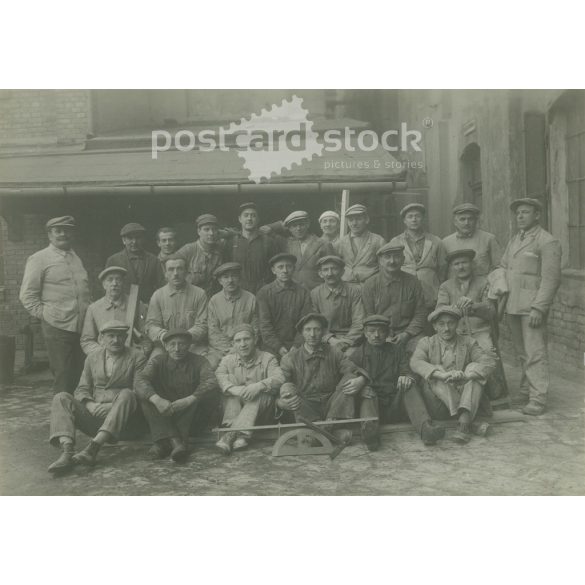 1936 - Asztalosműhely dolgozói, nagyméretű brigádfotó. A képen szereplők személye ismeretlen. A fotót a Takács fotóműterem készítette. Eredeti, kartonra kasírozott, papírkép. (2793118)