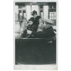   1941 - Családi kép az új autóval. A képen szereplők és a kép készítője ismeretlen. Eredeti papírkép. (2793128)