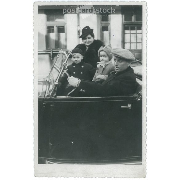 1941 - Családi kép az új autóval. A képen szereplők és a kép készítője ismeretlen. Eredeti papírkép. (2793128)