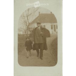   1930 - Kézenfogva. A képen szereplők és a kép készítője ismeretlen. Eredeti fotó. Fekete-fehér fotólap, képeslap. (2793129)