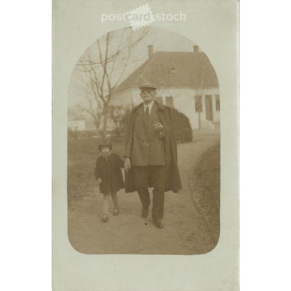 1930 - Kézenfogva. A képen szereplők és a kép készítője ismeretlen. Eredeti fotó. Fekete-fehér fotólap, képeslap. (2793129)