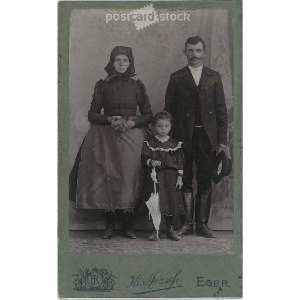 Családi fotó, a képen szereplők személye ismeretlen. A fotó Kiss József fotóműtermében, Egerben készült.  Régi fotó / Kabinetfotó / keményhátú fotó. (2793140)