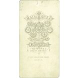 1800-as évek vége. Ismeretlen fiatal lány műtermi fotója. A kép a Mai és Társa fotóműteremben készült. Régi fotó / Kabinetfotó / keményhátú fotó. (2793143)