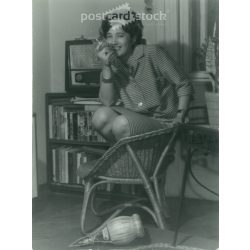   1960-as évek, házibuliban. Eredeti papírkép. Fekete-fehér fotó, eredeti papírkép. (2793158)