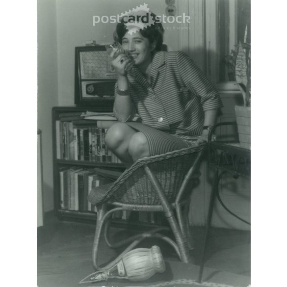 1960-as évek, házibuliban. Eredeti papírkép. Fekete-fehér fotó, eredeti papírkép. (2793158)