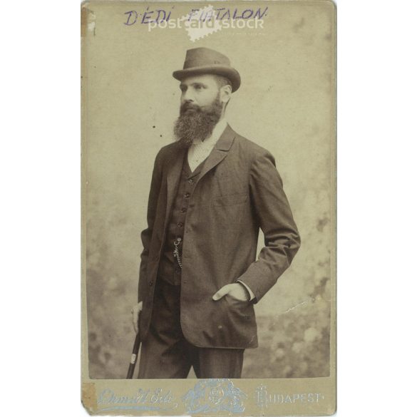 1896 - Elegáns férfi kalapban. A képen szereplő személye ismeretlen. Schmidt Ede fényképészeti műtermében készült a fotó. Régi fotó / Kabinetfotó / keményhátú fotó. (2793167)