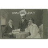 1909 - Édesapa gyermekeivel. A fotó a bérmálás emlékére készült, a szereplők személye ismeretlen. A fotó a Spengler műteremben készült, Moers városában. Régi fotó / Kabinetfotó / keményhátú fotó. (2793173)